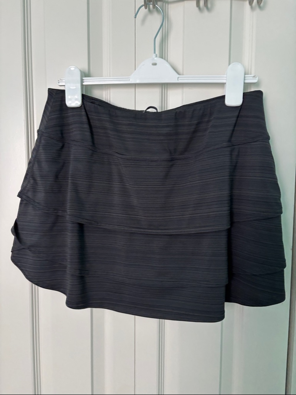 Athleta Black Layered Mini Squirt size XL small area of hem down see pictures